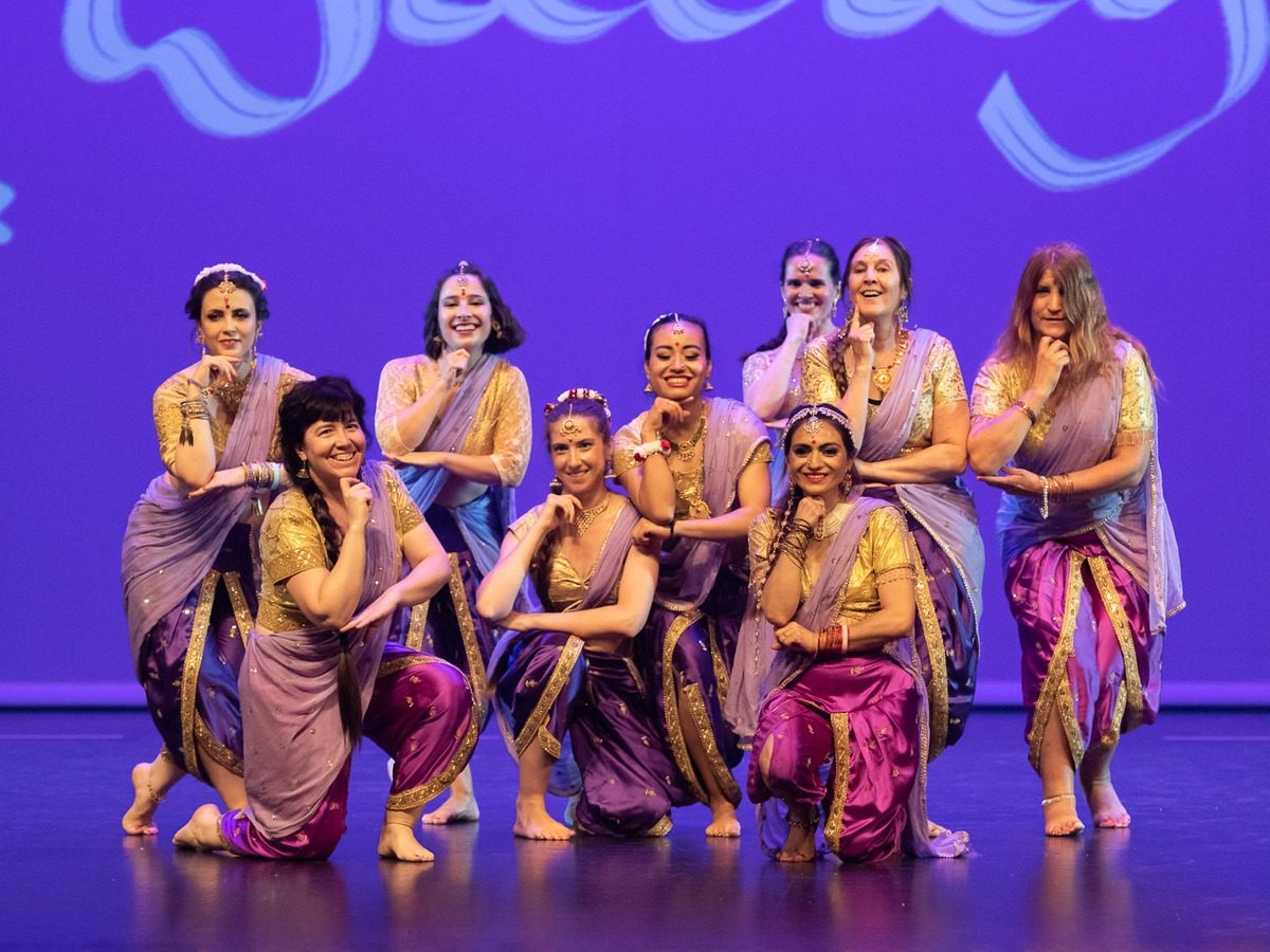 Grupo de bailarinas de Bollywood en el escenario