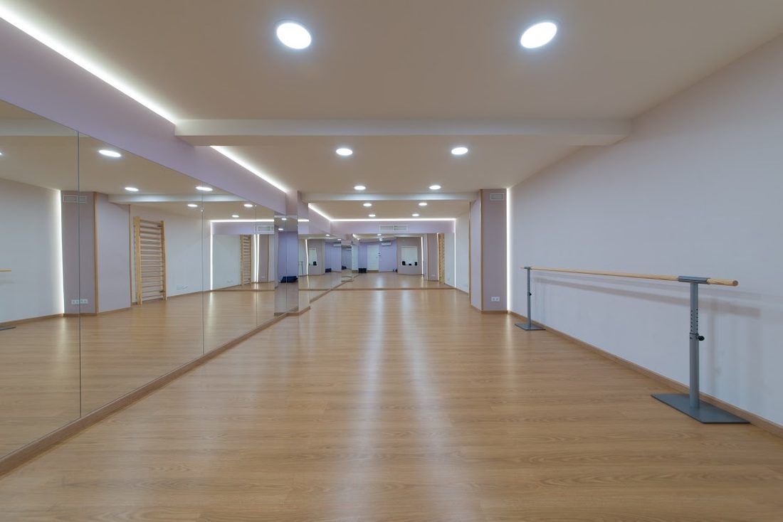 Sala luminosa con espejos y barra en el estudio de Barcelona